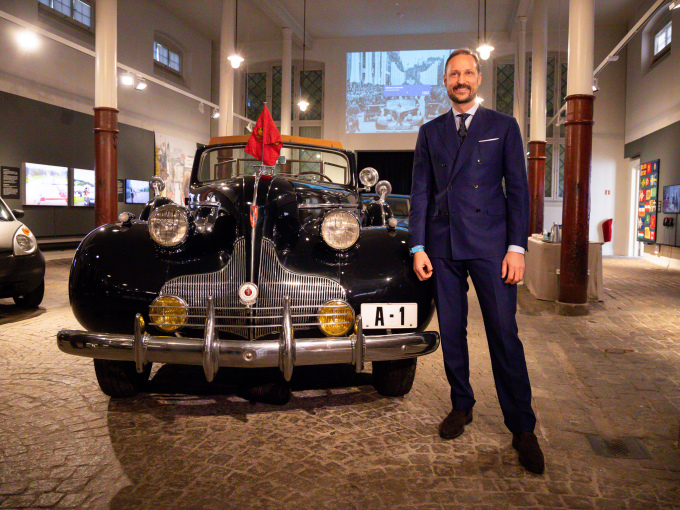 Kronprins Haakon viser rundt i utstillingen 